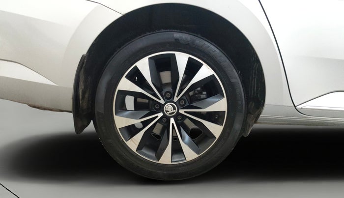 2021 Skoda Superb L&K 2.0 TSI AT, Petrol, Automatic, 43,942 km, Right Rear Wheel