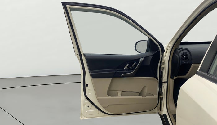 2015 Mahindra XUV500 W6, Diesel, Manual, 1,24,192 km, LHS Front Door