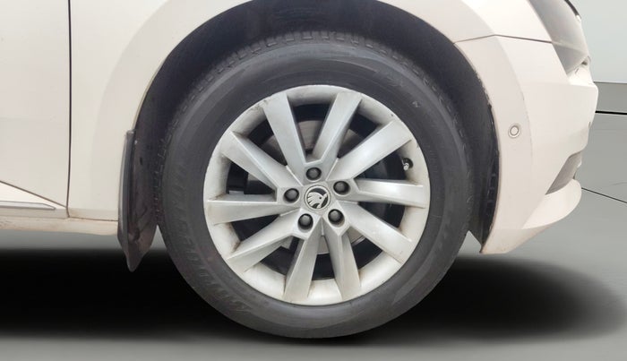 2017 Skoda Superb L&K 1.8 TSI AT, Petrol, Automatic, 91,341 km, Right Front Wheel