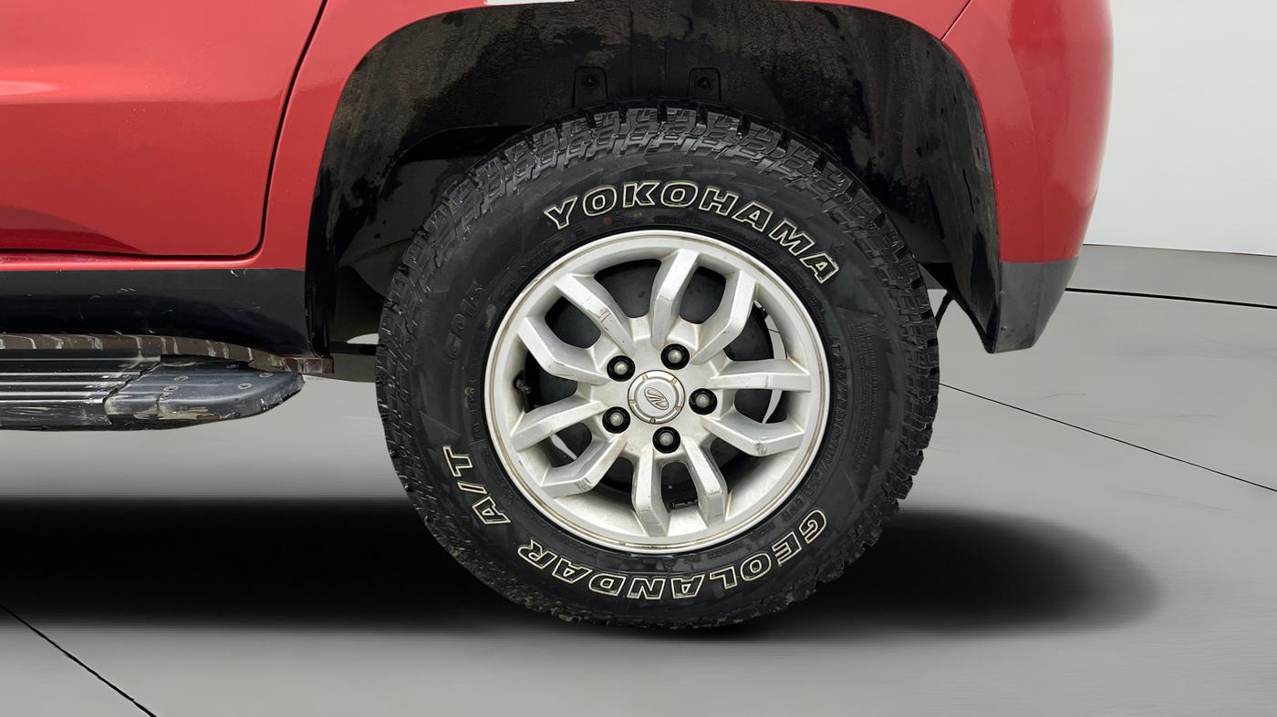 2017 Mahindra TUV300 T8 DUAL TONE, Diesel, Manual, 1,12,490 km, Left Rear Wheel