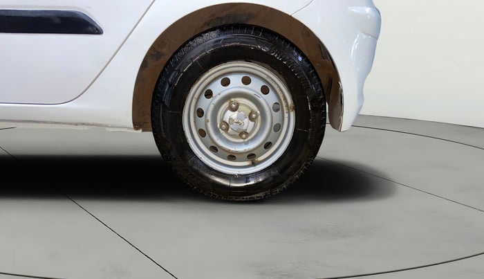 2014 Hyundai i10 MAGNA 1.1, CNG, Manual, 1,05,896 km, Left Rear Wheel