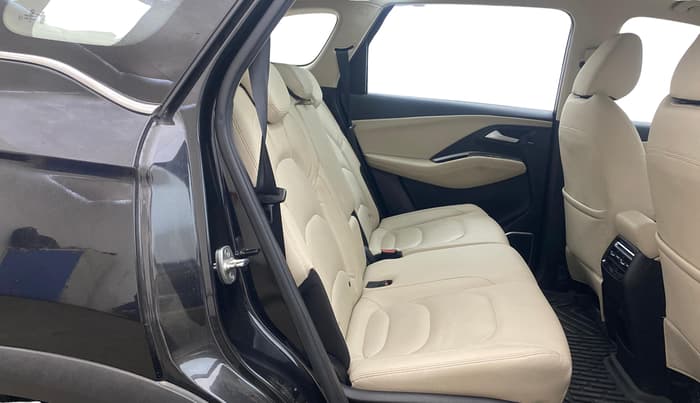 2024 MG HECTOR SHARP PRO 1.5 PETROL TURBO CVT PETROL, Petrol, Automatic, 33,983 km, Right Side Rear Door Cabin