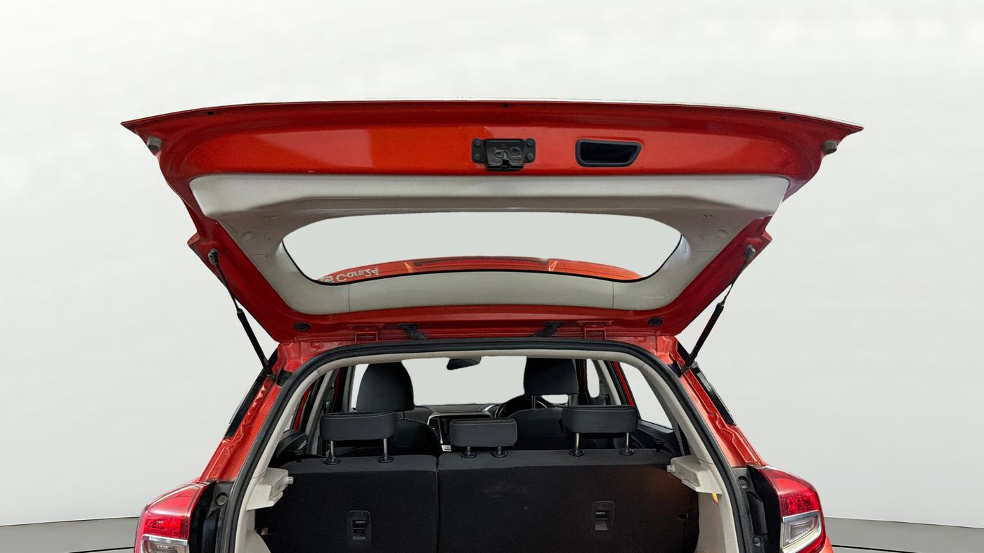 2019 Mahindra XUV300 W8 1.2 PETROL, Petrol, Manual, 1,06,801 km, Boot Door Open