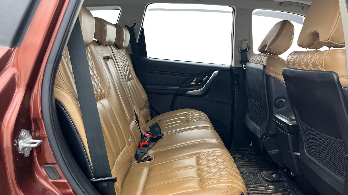 2018 Mahindra XUV500 W11 AT, Diesel, Automatic, 43,833 km, Right Side Rear Door Cabin