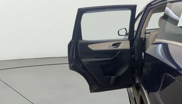 2022 Mahindra XUV700 AX 7 LUXURY P AT 7 STR, Petrol, Automatic, 76,554 km, LHS Rear Door