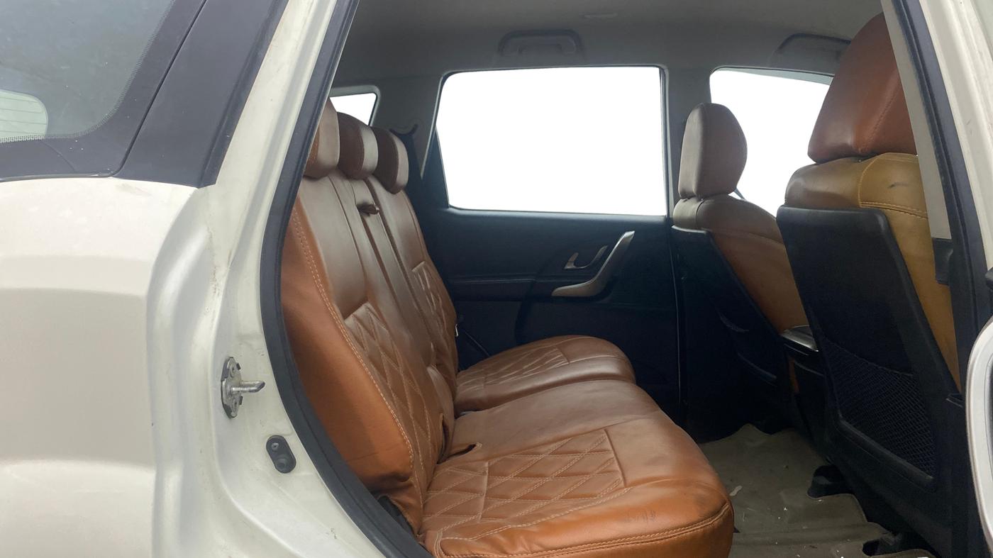 2018 Mahindra XUV500 W7, Diesel, Manual, 1,31,063 km, Right Side Rear Door Cabin