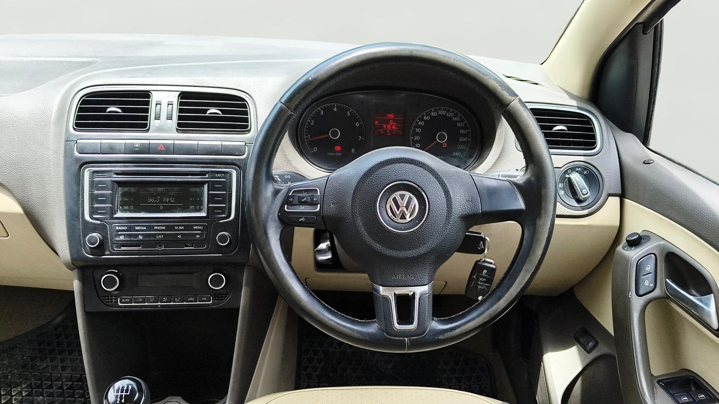 2014 Volkswagen Vento HIGHLINE 1.6 MPI, Petrol, Manual, 91,016 km, Steering Wheel Close Up