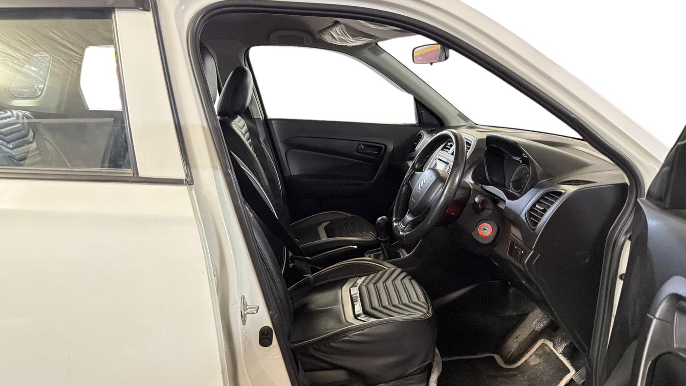2022 Maruti Vitara Brezza LXI, Petrol, Manual, 52,003 km, Right Side Front Door Cabin