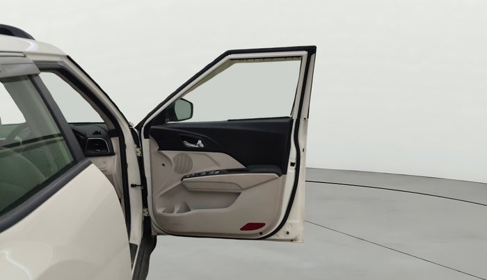 2022 Mahindra XUV300 W8 (O) 1.2 PETROL, Petrol, Manual, 38,272 km, RHS Front Door