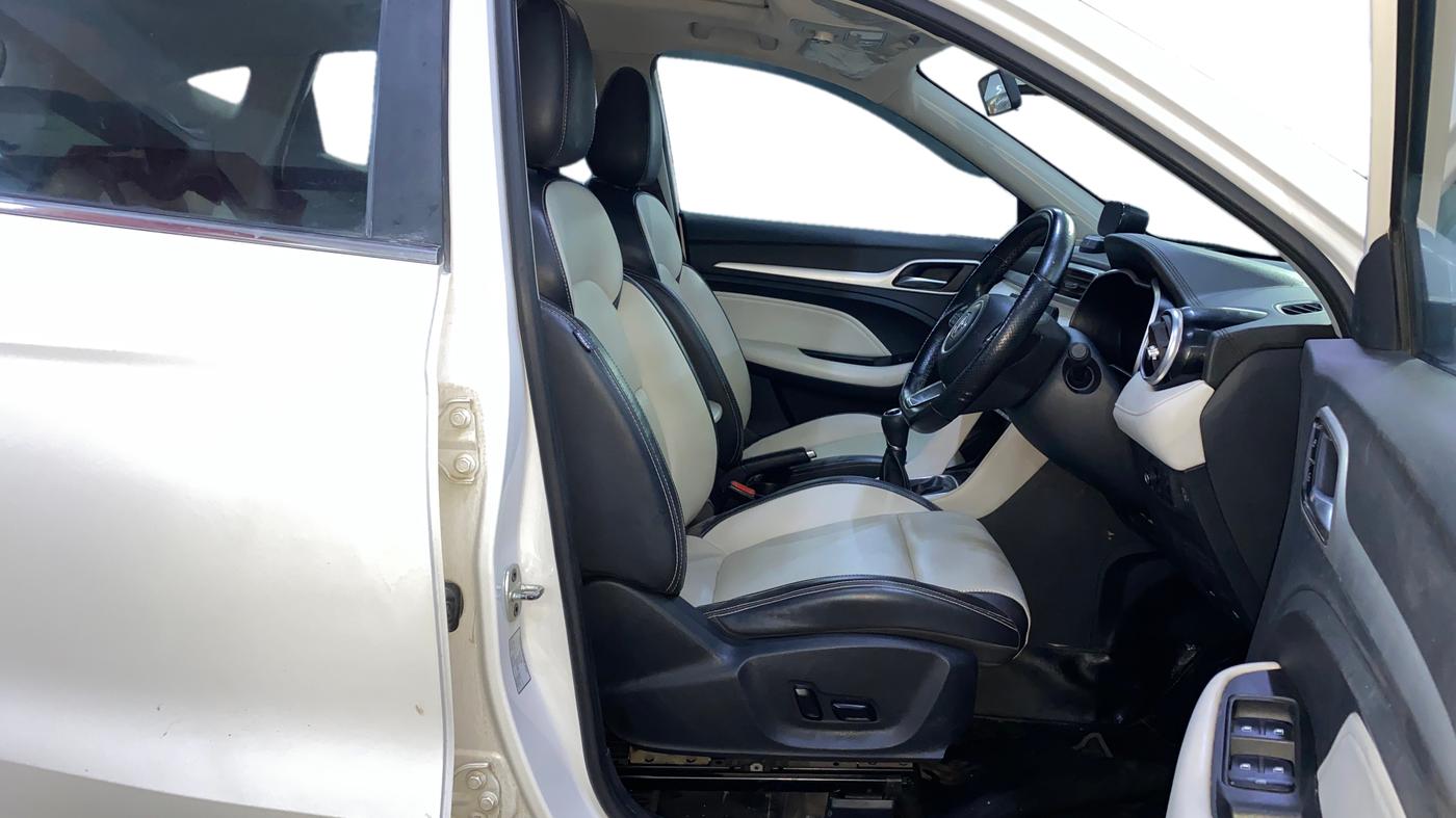 2021 MG ASTOR SHARP 1.5 MT, Petrol, Manual, 55,440 km, Right Side Front Door Cabin