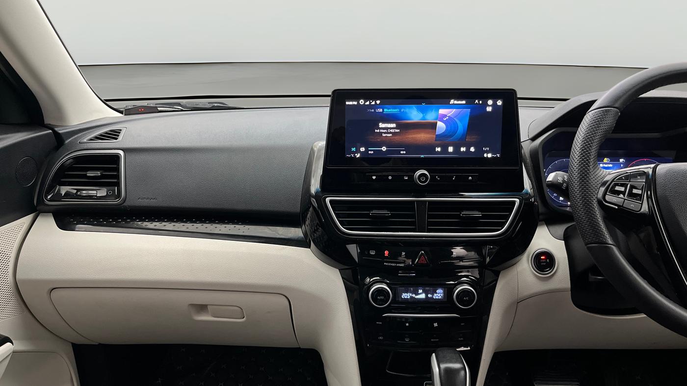 2025 Mahindra XUV 3XO AX5 1.2 L TCMPFI AT, Petrol, Automatic, 19,479 km, Air Conditioner
