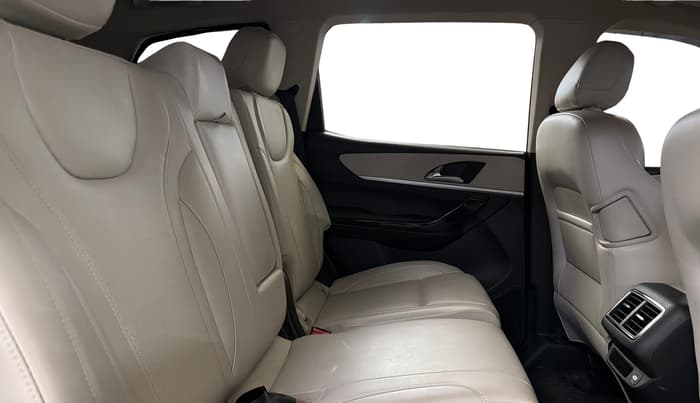 2025 Mahindra XUV700 AX 7 P MT 7 STR, Petrol, Manual, 6,361 km, Right Side Rear Door Cabin