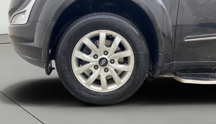 2017 Mahindra XUV500 W10 AT, Diesel, Automatic, 1,11,323 km, Left Front Wheel