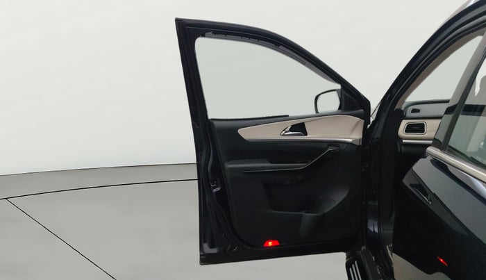 2022 Mahindra XUV700 AX 7 P MT 7 STR, Petrol, Manual, 31,275 km, LHS Front Door