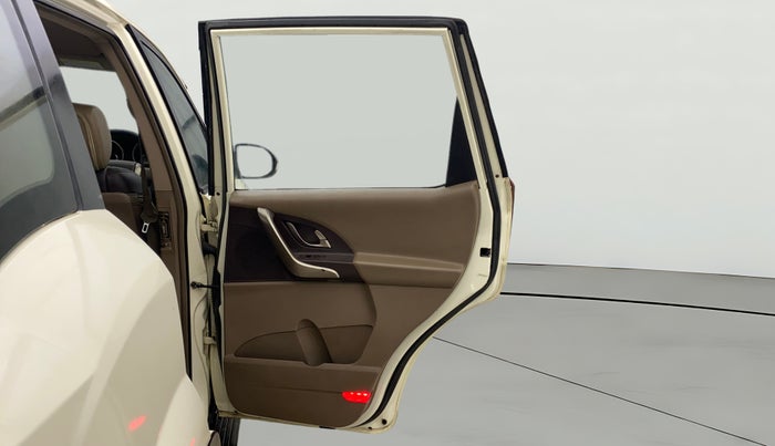 2012 Mahindra XUV500 W8 AWD, Diesel, Manual, 1,23,095 km, RHS Rear Door