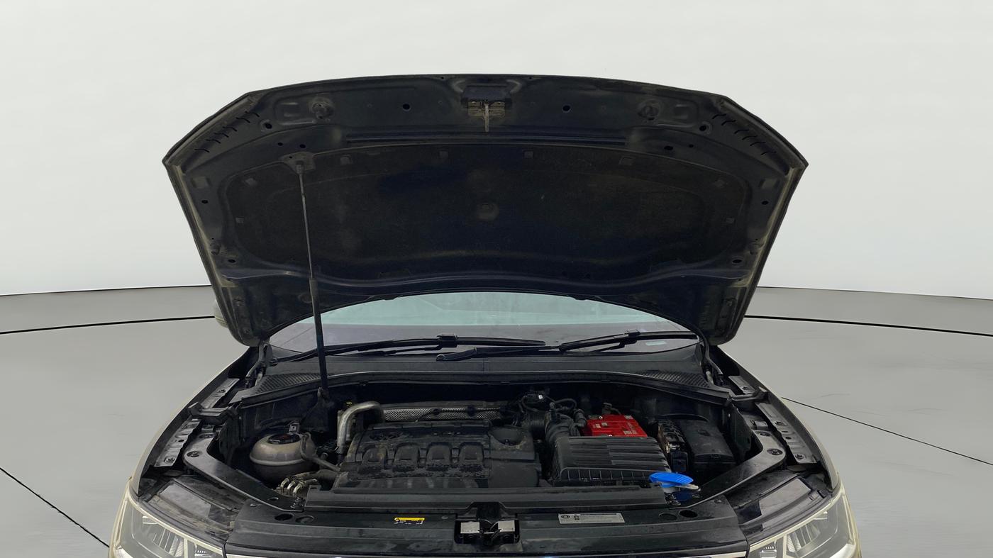 2018 Volkswagen TIGUAN COMFORTLINE TDI AT, Diesel, Automatic, 1,33,306 km, Open Bonet