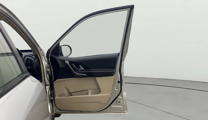 2016 Mahindra XUV500 W6, Diesel, Manual, 89,770 km, RHS Front Door