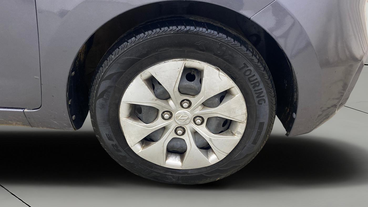 2018 Hyundai Xcent S 1.2, Petrol, Manual, 1,44,410 km, Right Front Wheel