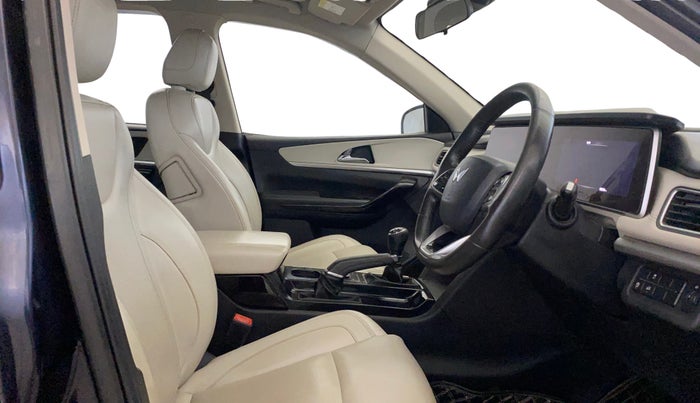 2021 Mahindra XUV700 AX7 Petrol MT 7 STR, Petrol, Manual, 88,529 km, Right Side Front Door Cabin
