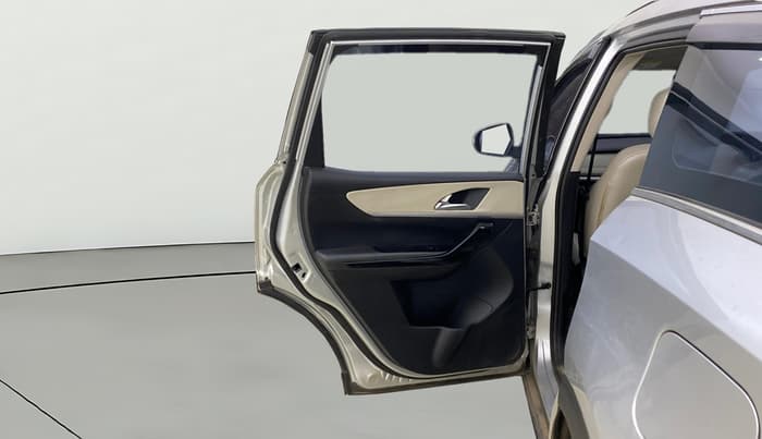 2022 Mahindra XUV700 AX 7 D MT 7 STR, Diesel, Manual, 1,42,388 km, LHS Rear Door
