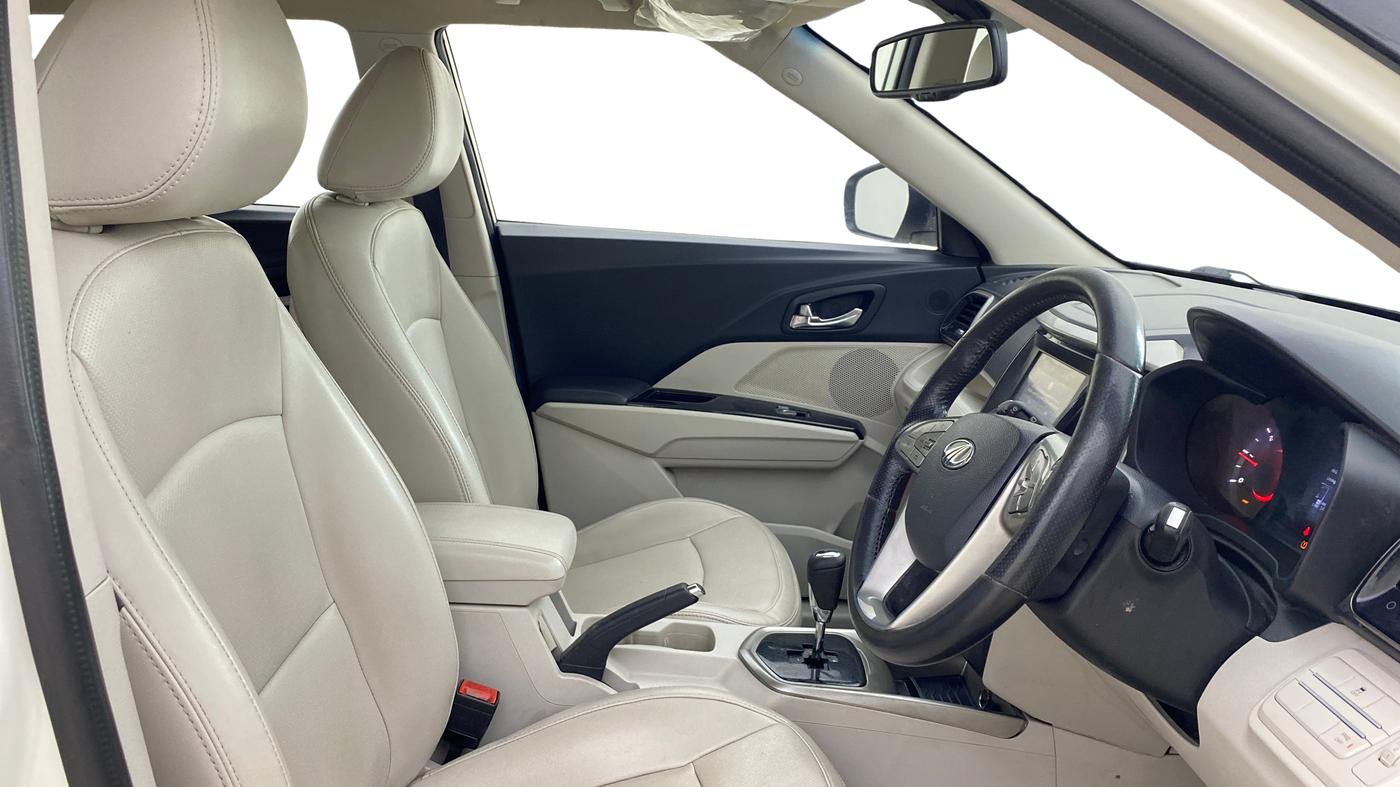 2019 Mahindra XUV300 W8 (O) 1.5 DIESEL AMT, Diesel, Automatic, 1,40,621 km, Right Side Front Door Cabin