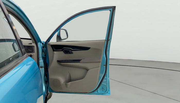 2016 Mahindra Kuv100 K6 5 STR, Petrol, Manual, 64,900 km, RHS Front Door