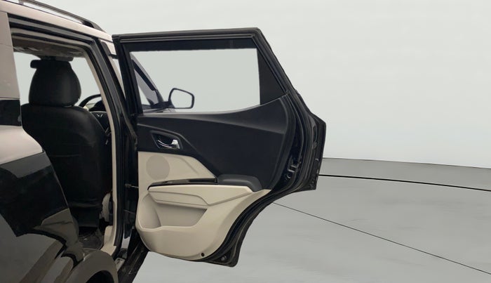 2023 Mahindra XUV300 W8 (O) 1.2 PETROL, Petrol, Manual, 27,880 km, RHS Rear Door