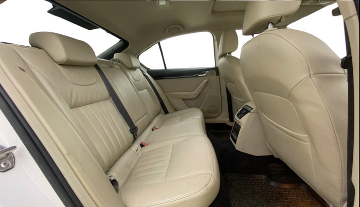 2019 Skoda Octavia L&K 1.8 TSI AT, Petrol, Automatic, 1,39,105 km, Right Side Rear Door Cabin