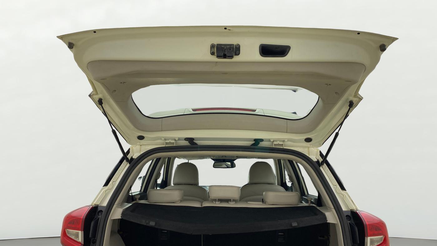 2019 Mahindra XUV300 W8 (O) 1.5 DIESEL AMT, Diesel, Automatic, 1,40,621 km, Boot Door Open