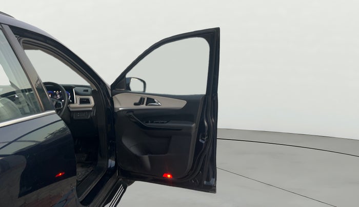 2022 Mahindra XUV700 AX 7 LUXURY P AT 7 STR, Petrol, Automatic, 44,614 km, RHS Front Door