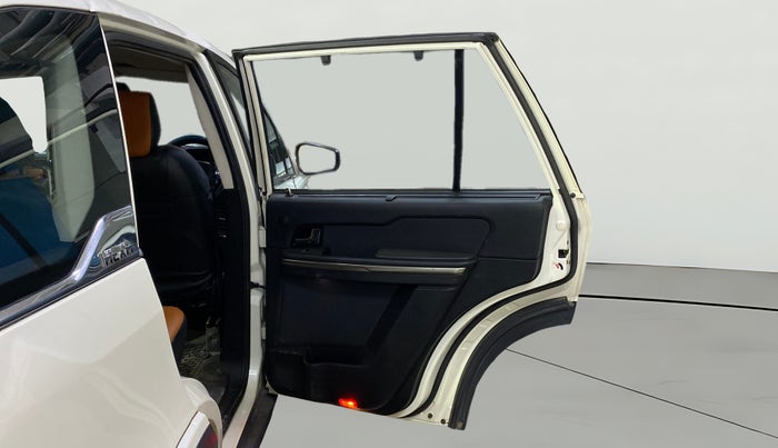 2017 Tata Hexa XMA 4X2 7 STR, Diesel, Automatic, 77,501 km, RHS Rear Door