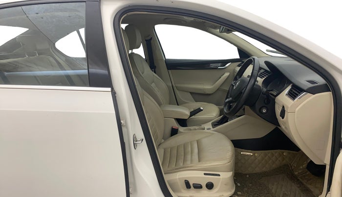 2015 Skoda Octavia ELEGANCE 1.8 TSI AT, Petrol, Automatic, 1,23,529 km, Right Side Front Door Cabin