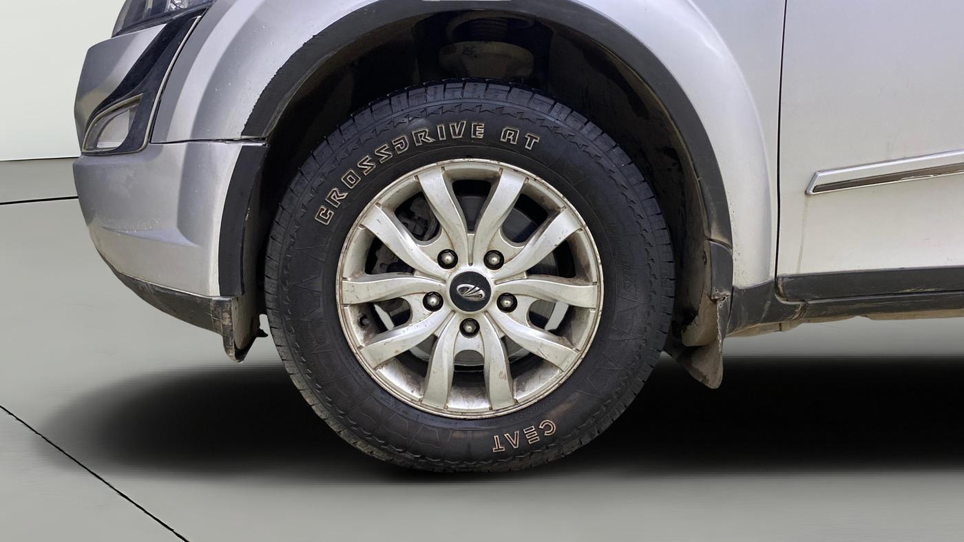 2015 Mahindra XUV500 W10, Diesel, Manual, 41,557 km, Left Front Wheel