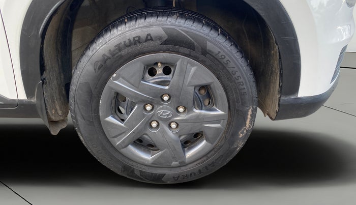 2023 Hyundai VENUE S 1.2, CNG, Manual, 80,351 km, Right Front Wheel