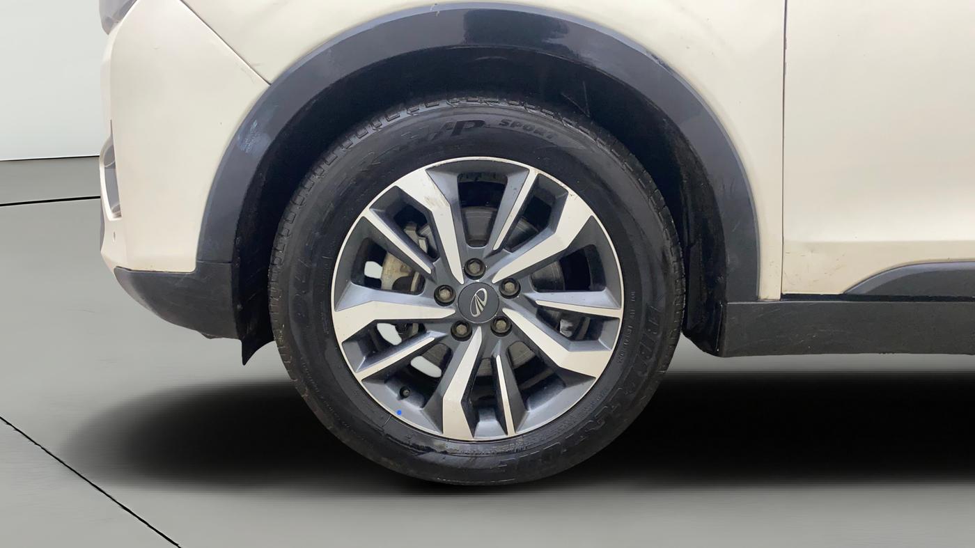 2021 Mahindra XUV300 W8 (O) 1.5 DIESEL AMT, Diesel, Automatic, 1,23,050 km, Left Front Wheel