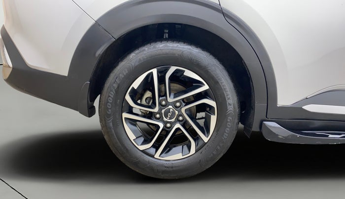 2022 KIA CARENS LUXURY PLUS 1.4 PETROL 6 STR, Petrol, Manual, 80,093 km, Right Rear Wheel