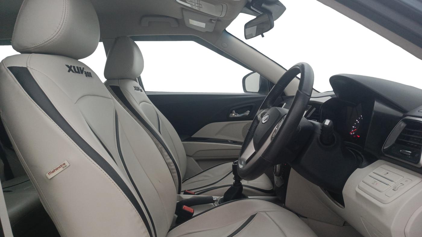 2020 Mahindra XUV300 W8 1.2 PETROL, Petrol, Manual, 35,617 km, Right Side Front Door Cabin