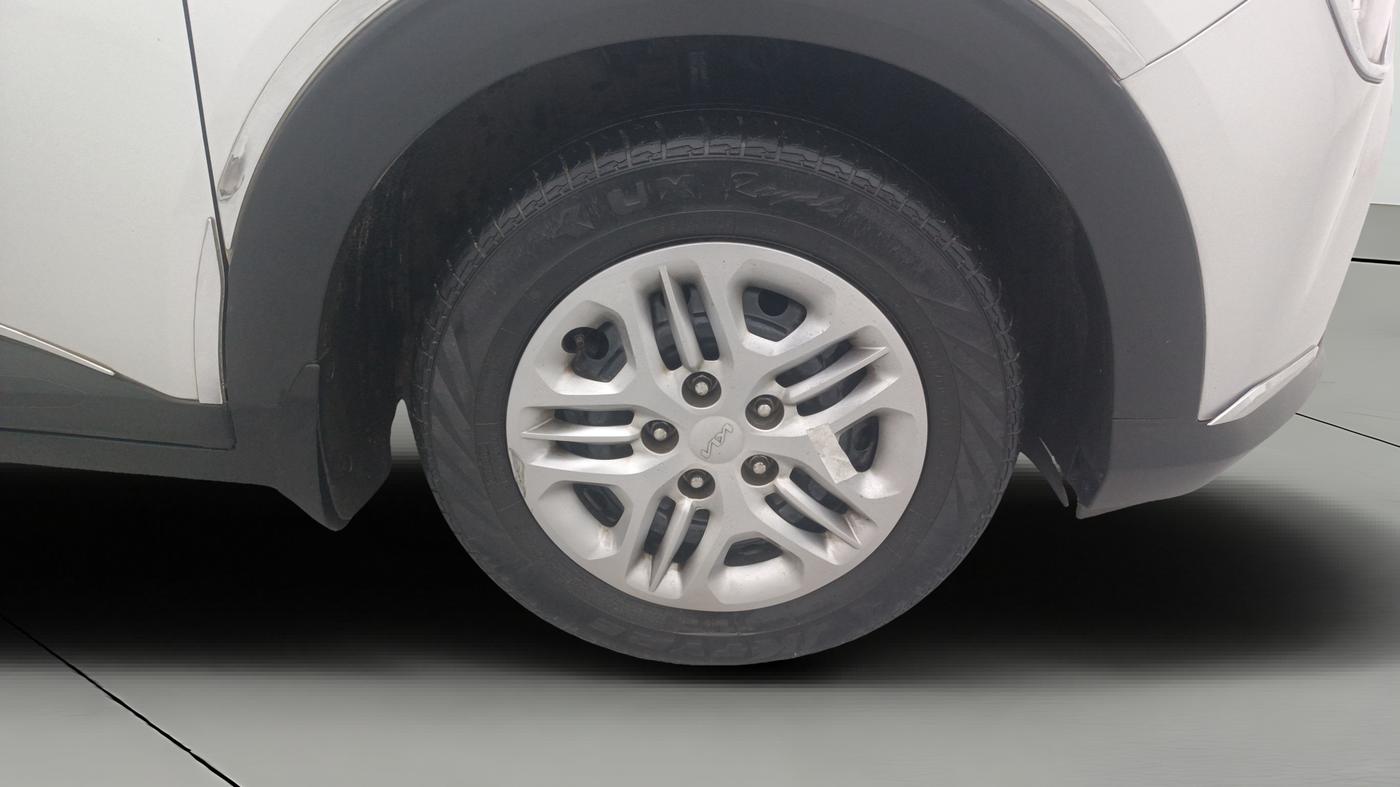 2023 KIA CARENS PRESTIGE 1.5 PETROL 7 STR, Petrol, Manual, 65,293 km, Right Front Wheel