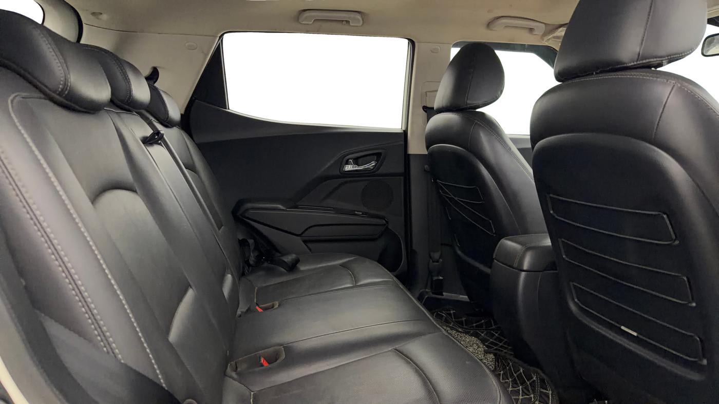 2022 Mahindra XUV300 W8 (O) 1.2 PETROL, Petrol, Manual, 29,859 km, Right Side Rear Door Cabin