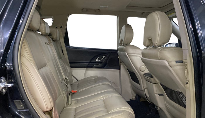 2017 Mahindra XUV500 W9 AT, Diesel, Automatic, 86,529 km, Right Side Rear Door Cabin