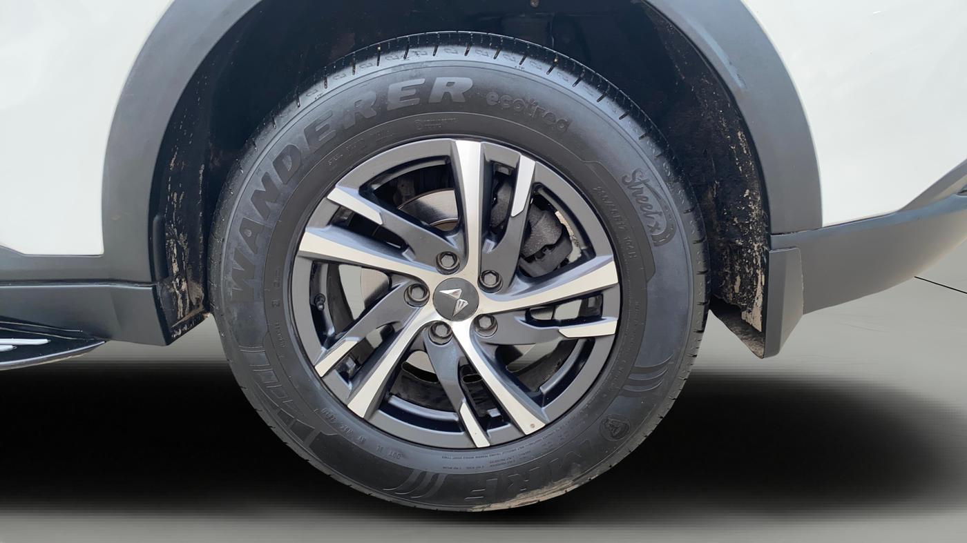2022 Mahindra XUV700 AX 5 D AT 5 STR, Diesel, Automatic, 31,102 km, Left Rear Wheel