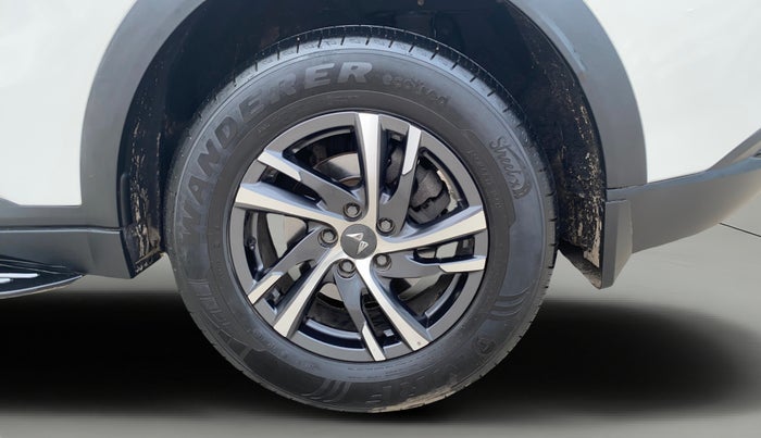 2022 Mahindra XUV700 AX 5 D AT 5 STR, Diesel, Automatic, 31,102 km, Left Rear Wheel