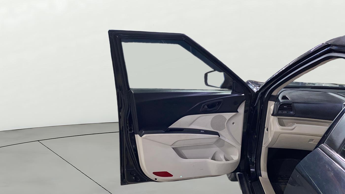 2023 Mahindra XUV300 W6 1.2 PETROL, Petrol, Manual, 8,518 km, LHS Front Door