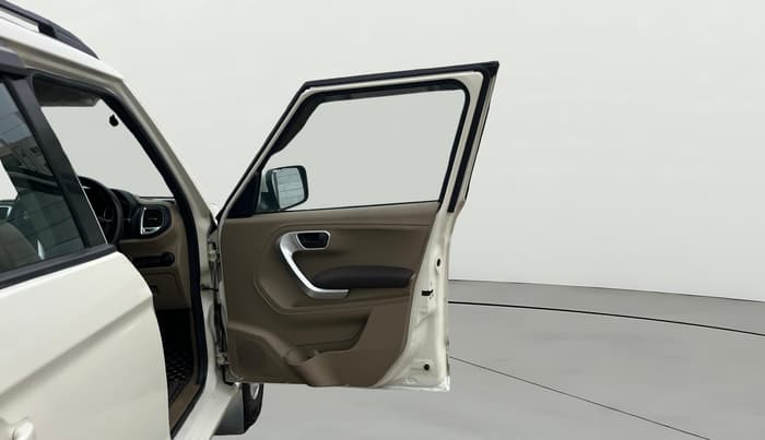 2018 Mahindra TUV300 T8, Diesel, Manual, 85,397 km, RHS Front Door