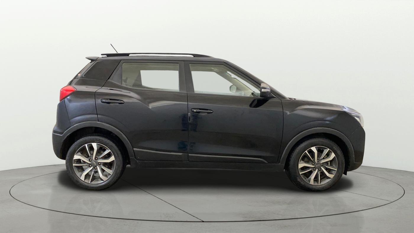2020 Mahindra XUV300 W8 (O) 1.2 PETROL, Petrol, Manual, 85,956 km, Right Side View