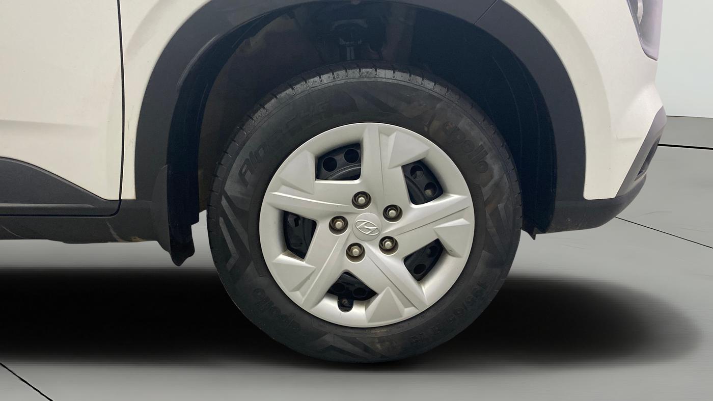 2021 Hyundai VENUE S+ 1.2, Petrol, Manual, 8,602 km, Right Front Wheel