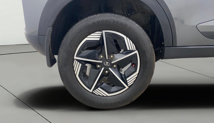 2024 Tata NEXON FEARLESS + SUNROOF DCA DUAL TONE 1.2 PETROL, Petrol, Automatic, 29,422 km, Right Rear Wheel