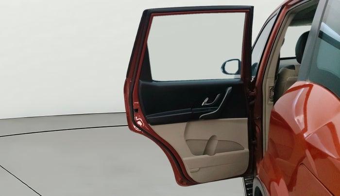 2017 Mahindra XUV500 W9, Diesel, Manual, 1,40,263 km, LHS Rear Door