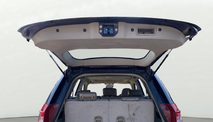 2016 Mahindra XUV500 W10 AT, Diesel, Automatic, 1,00,535 km, Boot Door Open