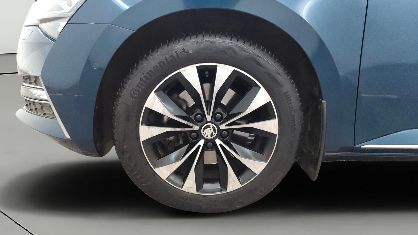 2022 Skoda Superb L&K 2.0 TSI AT, Petrol, Automatic, 61,943 km, Left Front Wheel